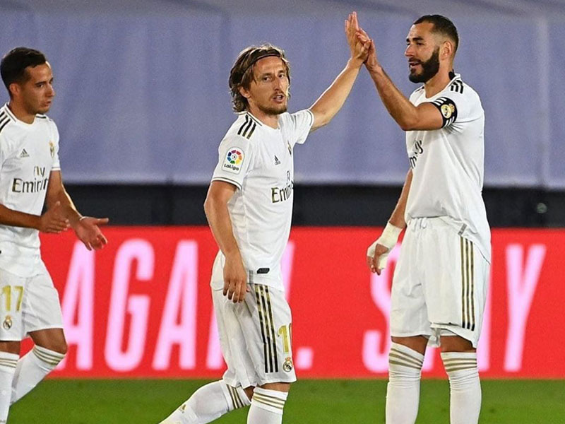 ريال مدريد يتوج بلقب الدوري الإسباني وتعليق خاص من زيدان